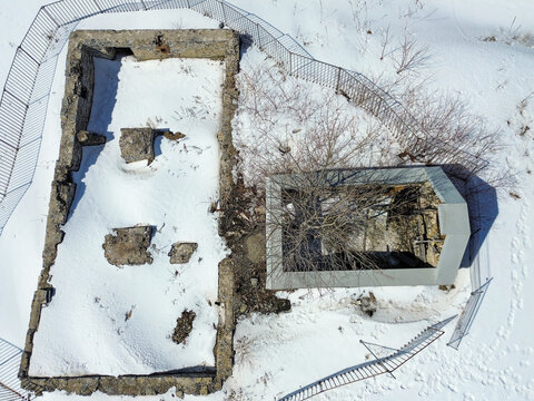 Ruines d'une vieille maison de pierre et de bois en hiver. Maison ancestrale incendi&eacute;e. Qu&eacute;bec, Canada.	