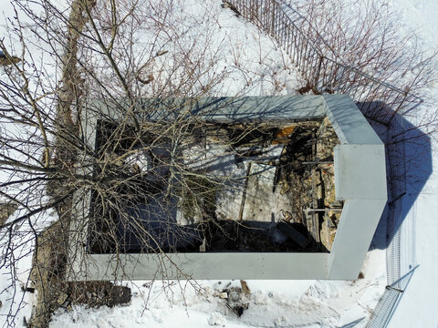Ruines d'une vieille maison de pierre et de bois en hiver. Maison ancestrale incendi&eacute;e. Qu&eacute;bec, Canada.	
