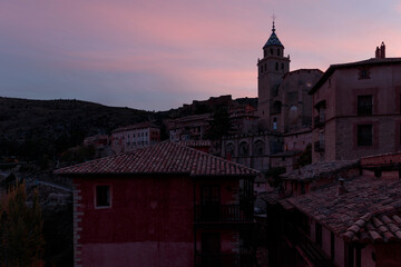Albarracín medieval village glows with pink and purple skies at sunset © larrui