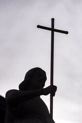 Cień człowieka niosący krzyż © Grzegorz Polak