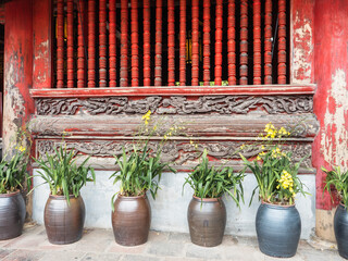 Naklejka premium Traditional Vietnamese landmarks with intricate architecture, lush trees, and vibrant flowers. Symbolize cultural heritage and Vietnam tourism. Ideal for vacation, adventure, and cultural content