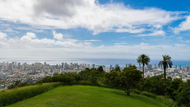 Panoramic view of Honolulu from Tantalus Lookout
