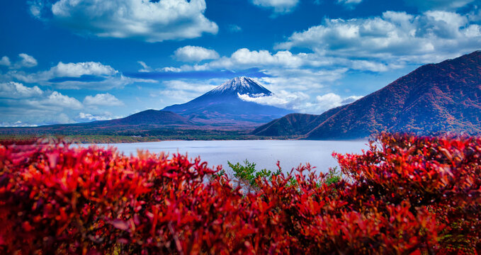 Landscape image of Mt. Fuji over Lake Kawaguchiko at sunrise in Fujikawaguchiko, Japan.