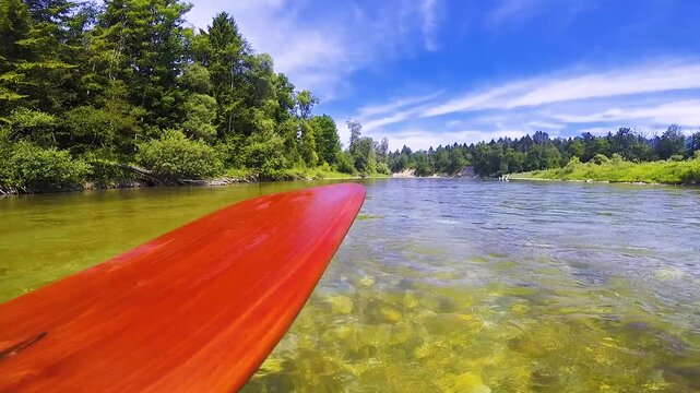 Ruhige Rafting Fahrt mit Blick auf Paddel und Isar, Schlauchboot gleitet durch bewaldete Flusslandschaft im Sommer, Full HD