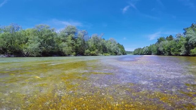 Erh&ouml;hte POV Perspektive auf Isar mit unterschiedlichen Blaut&ouml;nen und Str&ouml;mungen, Schlauchboot bewegt sich durch sommerliche Flusslandschaft in Full HD