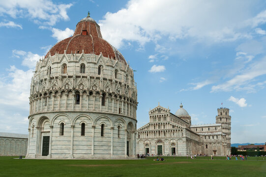 Pisa, Italia, campo de los milagros con los edificios y la torre de Pisa.