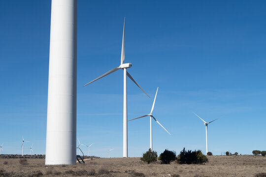 aerogeneradores de un parque eolico produciendo electricidad.