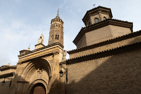 Torre mud&eacute;jar e iglesia de San Pablo en el casco antiguo de Zaragoza, Arag&oacute;n, Espa&ntilde;a.