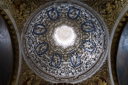 Cupula de la iglesia de San Pablo en el casco antiguo de Zaragoza, Arag&oacute;n, Espa&ntilde;a.
