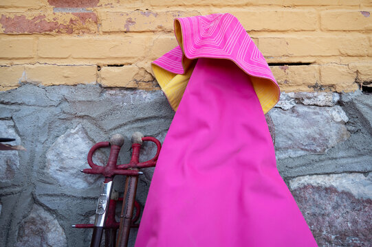 capote y espadas para torear en una plaza de toros de espa&ntilde;a.