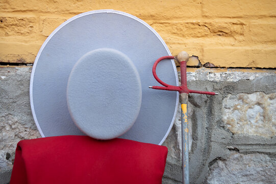 Instrumentos para torear, espada, sombrero cordob&eacute;s y muleta.