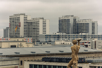Panorama Berlina z widokiem na monumentalne budynki z okresu NRD © Grzegorz Polak