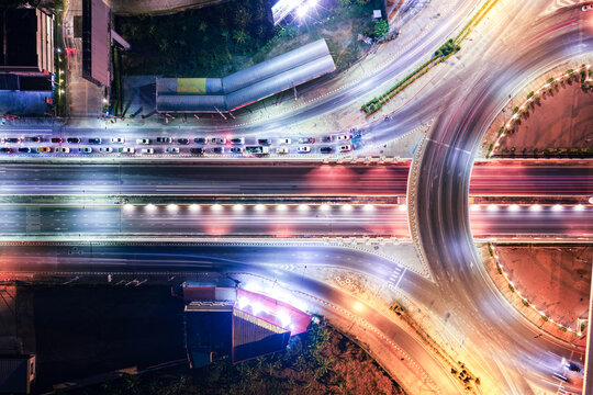 Expressway, Self-driving autonomous electric cars of the future with elements move along a busy traffic intersection. Artificial Intelligence, Car Scan, GPS Tracking, Smart Roads, IoT, highway
