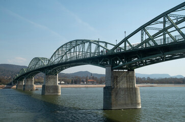Obraz premium Maria Valeria Bridge spanning the Danube river between Hungary and Slovakia, industrial steel architecture.