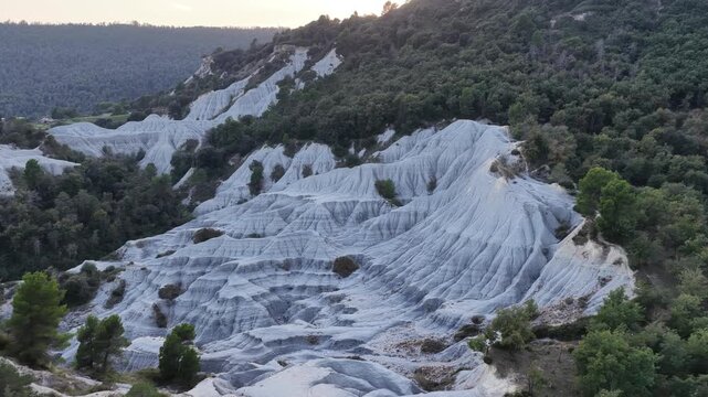 Margas de la Plana de Vic , rocas sedimentaria gris, Monta&ntilde;as grises de tierra blanda