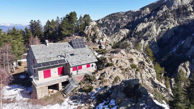Le refuge de Mariailles situ&eacute; dans les massif du Canigou dans le d&eacute;partement des pyr&eacute;n&eacute;es orientales en r&eacute;gion Occitanie.