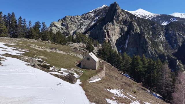 Le refuge d'hiver de Mariailles situ&eacute; dans les massif du Canigou dans le d&eacute;partement des pyr&eacute;n&eacute;es orientales en r&eacute;gion Occitanie.