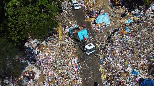 Camión descargando basura en un vertedero municipal