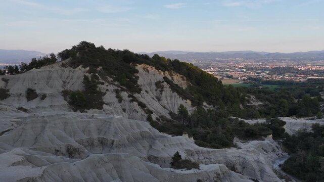 Paisaje de margas, monta&ntilde;as de rocas grises, paisajes de gran ca&ntilde;&oacute;n y terreno con sedimentaci&oacute;n gris en la Plana de Vic, Osona