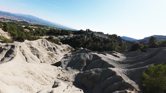 Paisaje de margas, monta&ntilde;as de rocas grises, paisajes de gran ca&ntilde;&oacute;n y terreno con sedimentaci&oacute;n gris en la Plana de Vic, Osona