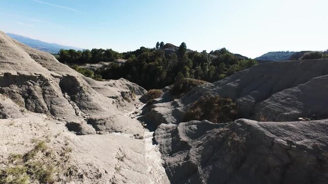 Paisaje de margas, monta&ntilde;as de rocas grises, paisajes de gran ca&ntilde;&oacute;n y terreno con sedimentaci&oacute;n gris en la Plana de Vic, Osona