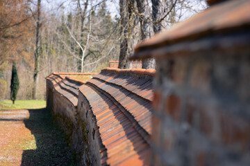 Mauer an einem Friedhof © Fabian Ibelherr