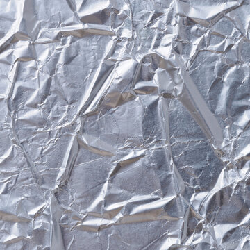Feuille Aluminium Argent&eacute; Froiss&eacute; Reflets M&eacute;talliques Motifs de Plis Al&eacute;atoires Abstrait
