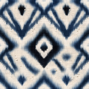 Tissu Ikat Motif G&eacute;om&eacute;trique Flou Indigo Profond et Tons Cr&egrave;me Tissage Ethnique
