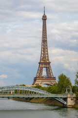 Naklejka premium Eiffel Tower and the Pont Rouelle in Paris - France