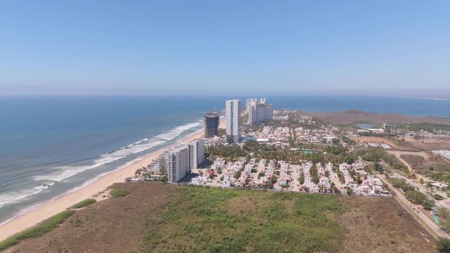 Vista a&eacute;rea con dron de la costa del Oc&eacute;ano Pac&iacute;fico en la zona de Cerritos, Mazatl&aacute;n, Sinaloa, M&eacute;xico, en un d&iacute;a soleado. El video muestra extensas playas de arena, olas del oc&eacute;ano, complejos tur&iacute;sti