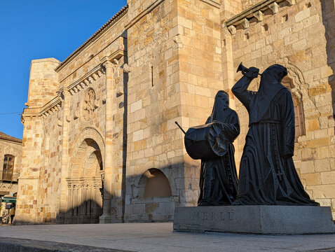 Zamora city, view of the El Merl&uacute; sculpture in the foreground with the Romanesque Church of San Juan de Puerta Nueva behind, Zamora, Castile and Le&oacute;n, Spain.