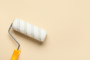 Obraz premium Paint roller on beige background