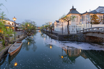 Fototapeta premium Kurashiki Historic Quarter in Spring at Night with Cherry Blossoms in River