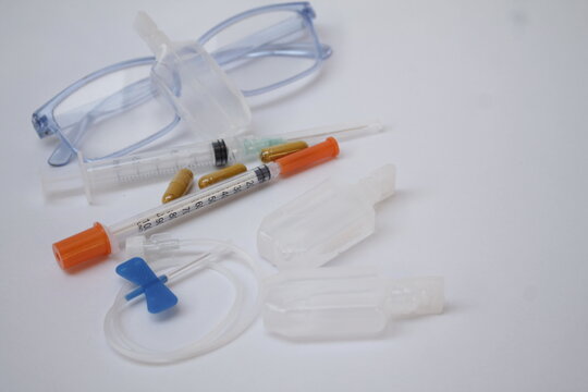 Insumos hospitalarios colocados sobre un fondo blanco.
