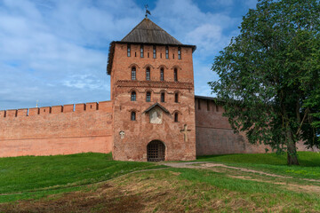 Obraz premium Vladimirskaya Tower of the Novgorod Kremlin (Novgorod Detinets) on a sunny summer day, Veliky Novgorod, Russia