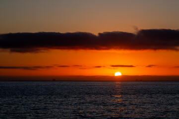 Obraz premium Sunset Over Ocean Horizon