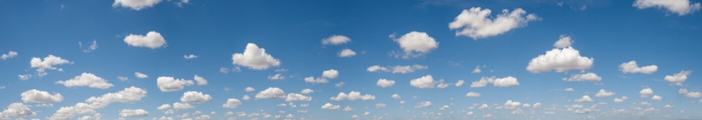 Obraz premium Wide Panorama Sky Replacement with Scattered White Cumulus Clouds horizon in a clear atmosphere