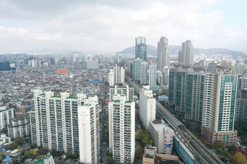 Fototapeta premium Aerial shot of modern high-rise buildings forming a dense urban skyline.
