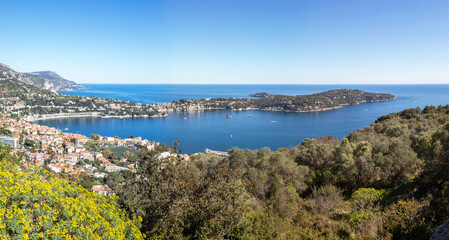 Obraz premium Panorama sur Villefranche-sur-Mer et le Cap Ferrat dans le département des Alpes Maritimes 