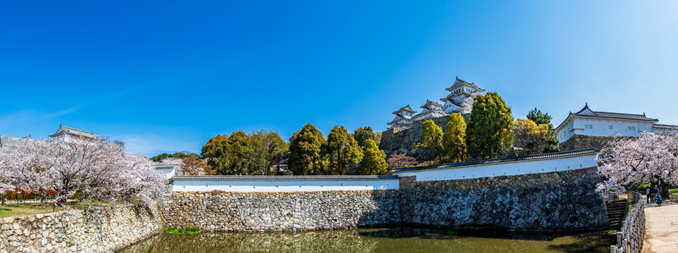 姫路城_江戸時代初期の建築がそのまま残る「現存12天守」の一つ、特に大天守と3つの小天守が渡櫓で結ばれた連立式天守の姿は壮観