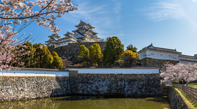 姫路城_江戸時代初期の建築がそのまま残る「現存12天守」の一つ、特に大天守と3つの小天守が渡櫓で結ばれた連立式天守の姿は壮観