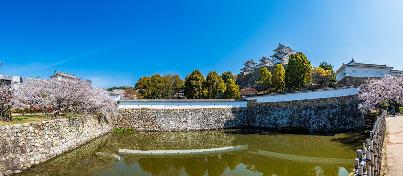 姫路城_江戸時代初期の建築がそのまま残る「現存12天守」の一つ、特に大天守と3つの小天守が渡櫓で結ばれた連立式天守の姿は壮観