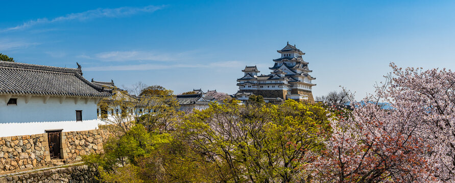 姫路城_江戸時代初期の建築がそのまま残る「現存12天守」の一つ、特に大天守と3つの小天守が渡櫓で結ばれた連立式天守の姿は壮観
