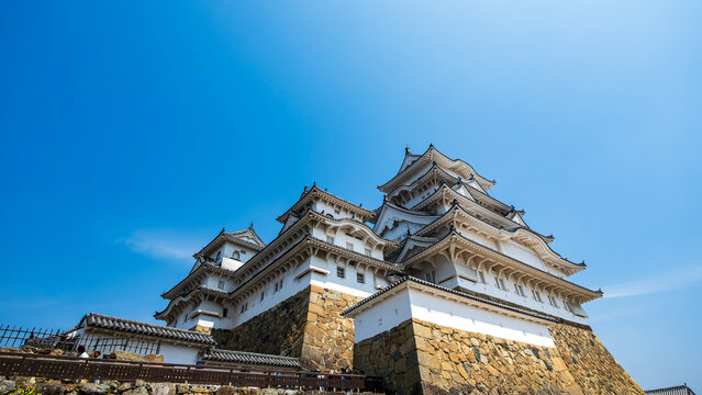 姫路城_江戸時代初期の建築がそのまま残る「現存12天守」の一つ、特に大天守と3つの小天守が渡櫓で結ばれた連立式天守の姿は壮観