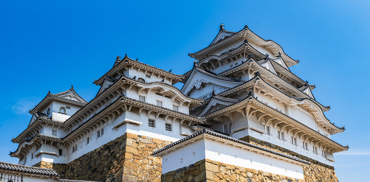 姫路城_江戸時代初期の建築がそのまま残る「現存12天守」の一つ、特に大天守と3つの小天守が渡櫓で結ばれた連立式天守の姿は壮観