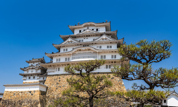 姫路城_江戸時代初期の建築がそのまま残る「現存12天守」の一つ、特に大天守と3つの小天守が渡櫓で結ばれた連立式天守の姿は壮観