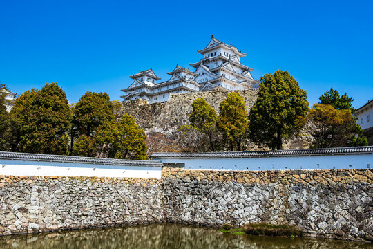 姫路城_江戸時代初期の建築がそのまま残る「現存12天守」の一つ、特に大天守と3つの小天守が渡櫓で結ばれた連立式天守の姿は壮観