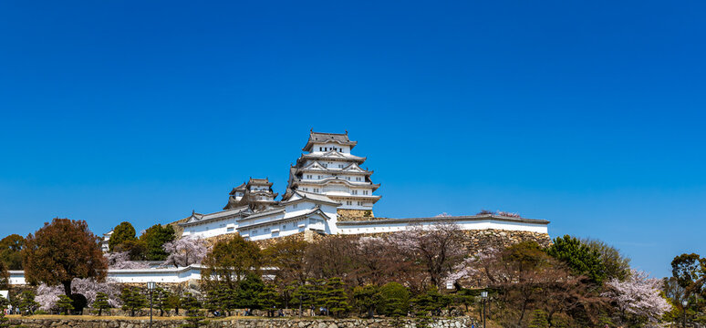 姫路城_江戸時代初期の建築がそのまま残る「現存12天守」の一つ、特に大天守と3つの小天守が渡櫓で結ばれた連立式天守の姿は壮観
