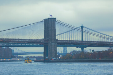 Obraz premium Brooklyn Bridge with American Flag and Manhattan Bridge in Distance with Copy Space