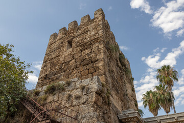 Obraz premium An ancient fortress tower. The famous gate, built in honor of the ancient Roman emperor. The tower near the Arc de Triomphe in the Kaleichi district. Hadrian's Gate in Antalya.